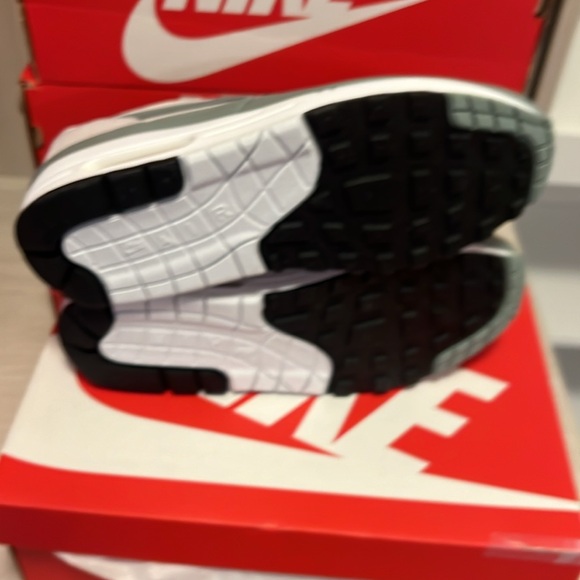Brand New Sz 10.5 Nike Air Max 1 ‘Mica Green’ w/ box (see photo minor damage) - Picture 6 of 7